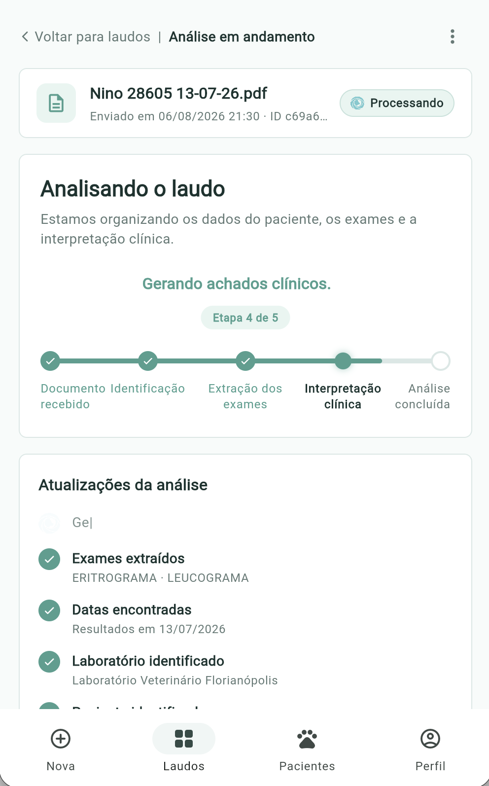 App IrisVet no celular — análise de laudo em andamento